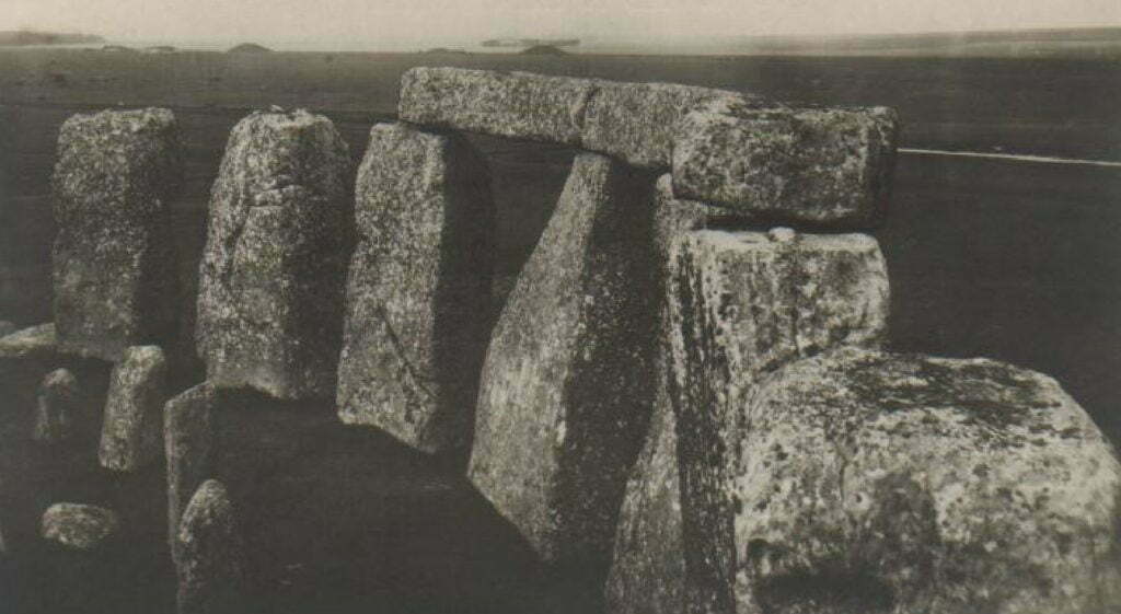 View along the lintels of the septlithon